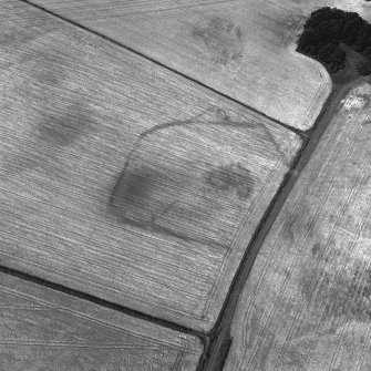 Chalkieside, oblique aerial view, taken from the SW, centred on the cropmarks of an enclosure.