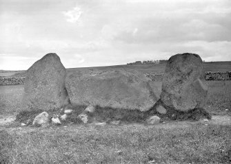 View of recumbent stone and flankers.
Original negative captioned: 'Remains of Stone Circle at South Leylodge Kintore, view from North'.
