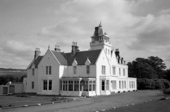 Scanned image of Skeabost House Hotel.
General view.