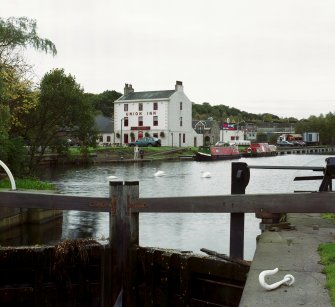 View of lock gates with Union Inn beyond
Digital image of E/15949 CN.