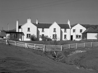 Scalasaig, general.
General view of hotel from South.