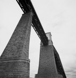 View from below of the piers supporting the South approach viaduct (seen from the rescue boat).
Digital image of B 3419.