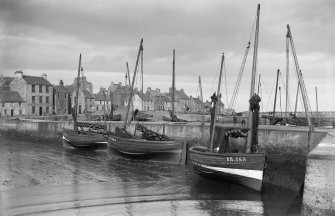 St Monance, East Shore, Harbour.
General view with boats in the harbour.

