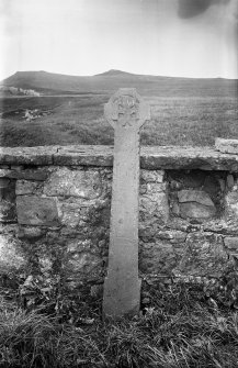Mull, Inchkenneth, chapel.
View of cross

