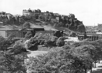 General view of Edinburgh Castle with the National Gallery and the Royal Scottish Academy in the foreground.

