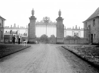 Floors Castle, gateway and lodges
View of central gate and piers, from NW
Digital image of RX/960