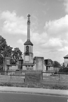 Scanned image of photograph, Kelso, War Memorial, Bridge Street.