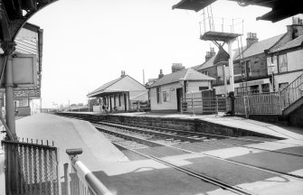 View from W showing WSW and NNW fronts of down platform shelter