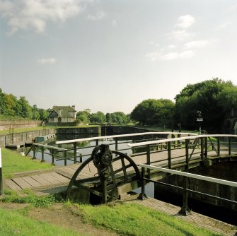 Bridge, inner basin and lock-keepers' cottage, view from WNW
Digital image of E/15011/cn