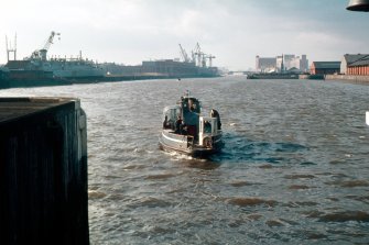 View from ESE showing Kelvinhaugh 'Wee' ferry approaching Kelvinhaugh Wharf