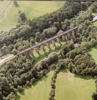 Oblique aerial view of Avon Aqueduct, Union Canal, from NE.

