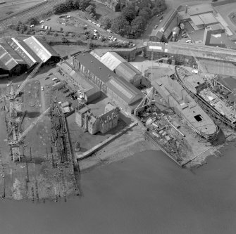 Oblique aerial view centred on Newark Castle.