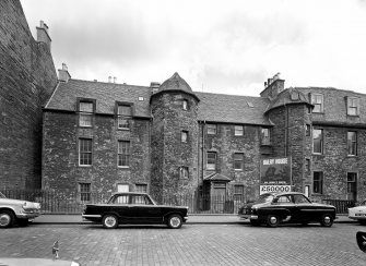Edinburgh, Orwell Place, Dalry House.
General view with parked cars.