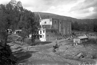 View from SE showing Turbine House and Administration Block under construction.
Copy of negative, Mullardoch-Fasnakyle-Affric, Box 1045/1, Contract No. 10, Plate No. 247.