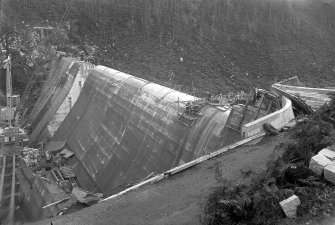 Upstream view from N bank showing granite-pitching in bucket.
Copy of negative, Mullardoch-Fasnakyle-Affric, Box 1045/1, Contract No. 10, Plate No. 252.