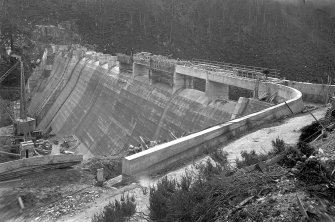 Upstream view from N bank showing concreting of bridge.
Copy of negative, Mullardoch-Fasnakyle-Affric, Box 1042/1, Contract No. 10, Plate No. 297.