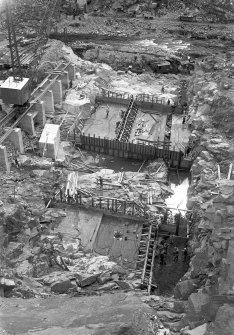 No. 115. View of Mullardoch-Fasnakyle-Affric Project, contract no 10, Benevean Dam, view along centre line from north, showing blocks 11 and 13.
Scan of glass negative no. 108, Box 1103/2