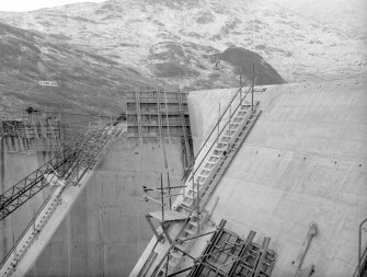 Inverawe Hydro Electric scheme, Contract 130. View of buttress no. 19, completion of arch.
Scanned image of glass negative no. 91, Box 1037/2.