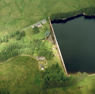 Oblique aerial view centred on the dam, taken from the SSW.