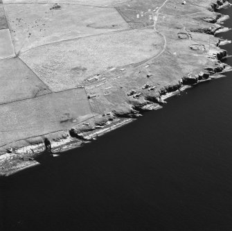 Oblique aerial view of Orkney, South Ronaldsay, Hoxa Head, taken from the NW.  Visible is the Second World War Balfour Battery and in the background the First World War Hoxa Battery with the rock-cut entrances to the magazines.