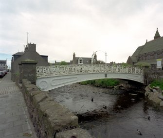 Stonehaven, Cameron Street/Arbuthnott Street, White Bridge
View from north west of west side of bridge, showing cast-iron span, railings, and rubble abutments.  The bridge is dated 1879