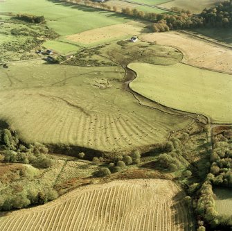 Oblique aerial view of Wardhouse Home Farm centred on the remains of rig, small cairns and farmstead with hut-circles, cairns and cottage adjacent, taken from the NW.