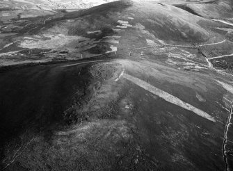 Oblique aerial view centred on the remains of the fort of Little Conval with rig adjacent, looking to the S.