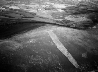 Oblique aerial view centred on the remains of the fort of Little Conval with rig adjacent, looking to the SE.