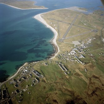Oblique aerial view centred on the airfield with the township adjacent, taken from the SW.