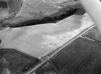 Oblique aerial view centred on the cropmarks of the circular enclosure at Barflat, looking to the SSE.