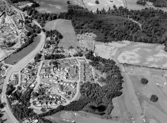 Oblique aerial view centred on the cropmarks of the palisaded enclosure, linear features, pits and rig at Heogan and East Mains of Aboyne, looking to the W.

