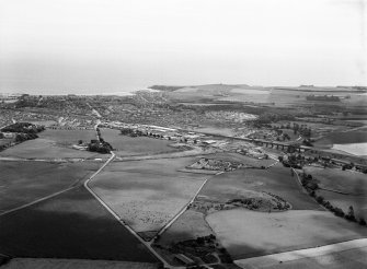 General oblique aerial view of Stonehaven, looking to the ESE.
