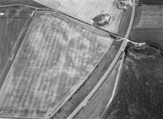 Oblique aerial view centred on the cropmarks of the pit defined cursus and linear features at Purlieknowe, looking to the NNE.