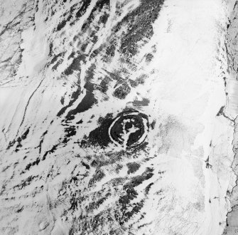 Oblique aerial view centred on the remains of the fort and settlement, taken from the NW.