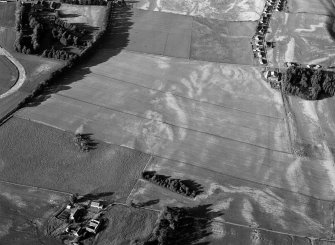 Oblique aerial view centred on the cropmarks of the possible field boundary, looking to the ENE.