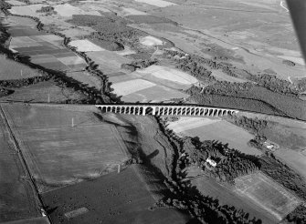 Oblique aerial view centred on the Nairn viaduct at Clava, looking to the ENE.