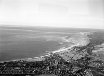 General oblique aerial view centred on Nairn and the Moray Firth, looking to the ENE.