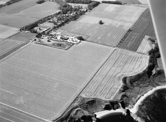 Oblique aerial view centred on the remains of the promontory fort at Maiden Castle, East Seton, looking to the NW.