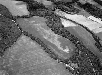 Oblique aerial view centred on the cropmarks of the possible ring ditches, circular and rectlinear enclosure, pits and linear features at Meadowheads, looking to the N.