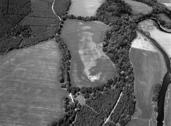 Oblique aerial view centred on the cropmarks of the possible ring ditches, circular and rectlinear enclosure, pits and linear features at Meadowheads, looking to the NW.