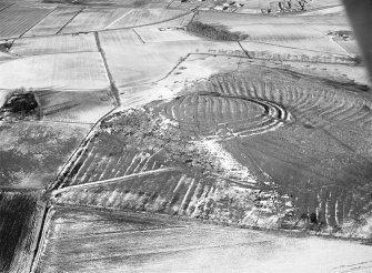 Oblique aerial view centred on the remains of the fort and rig and furrow at Barra Hill, looking to the NNE.