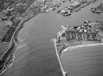 General oblique aerial view centred on Aberdeen harbour, looking to the WSW.