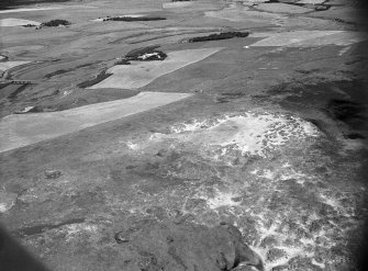 Oblique aerial view centred on the remains of hut circles, ring cairn and the midden at Sands of Forvie, looking to the NW.