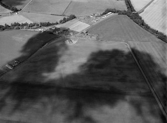 Oblique aerial view centred on the cropmarks of the pit alignment, pit enclosure, possible barrows and rig at Inchbare, looking to the NW.