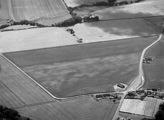 Oblique aerial view centred on the cropmarks of the pit alignment, pit enclosure, possible barrows and rig at Inchbare, looking to the SE.