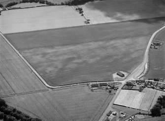 Oblique aerial view centred on the cropmarks of the pit alignment, pit enclosure, possible barrows and rig at Inchbare, looking to the SSE.