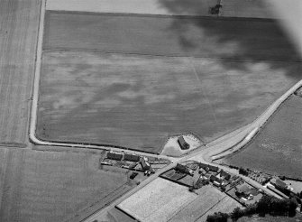 Oblique aerial view centred on the cropmarks of the pit alignment, pit enclosure, possible barrows and rig at Inchbare, looking to the SE.