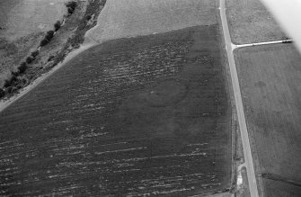 Oblique aerial view centred on the cropmarks of the circular enclosure at Barflat, looking to the SSW.