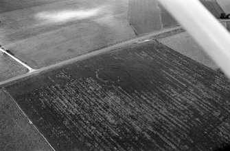 Oblique aerial view centred on the cropmarks of the circular enclosure at Barflat, looking to the WNW.