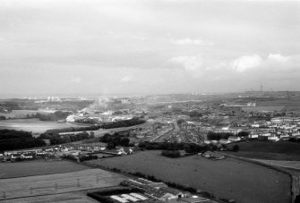 General oblique aerial view centred on Huntly, looking to the S.